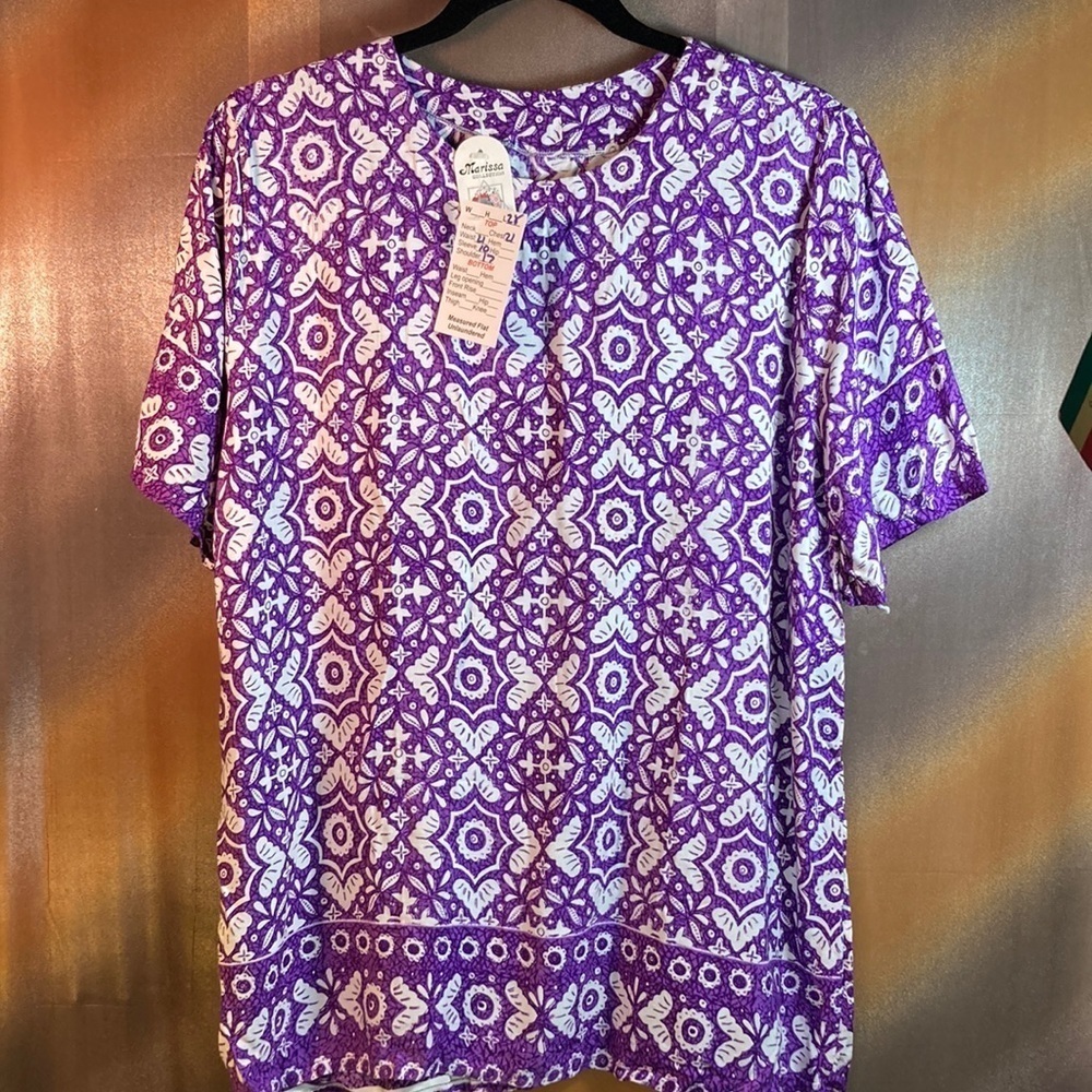 Vintage 90’s purple‎ island print. Size L. 42” chest. 21” waist. B7